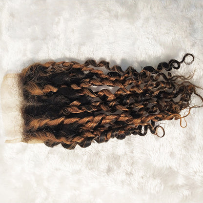 Cabello Corto con Rizos Definidos y Efecto Iluminado