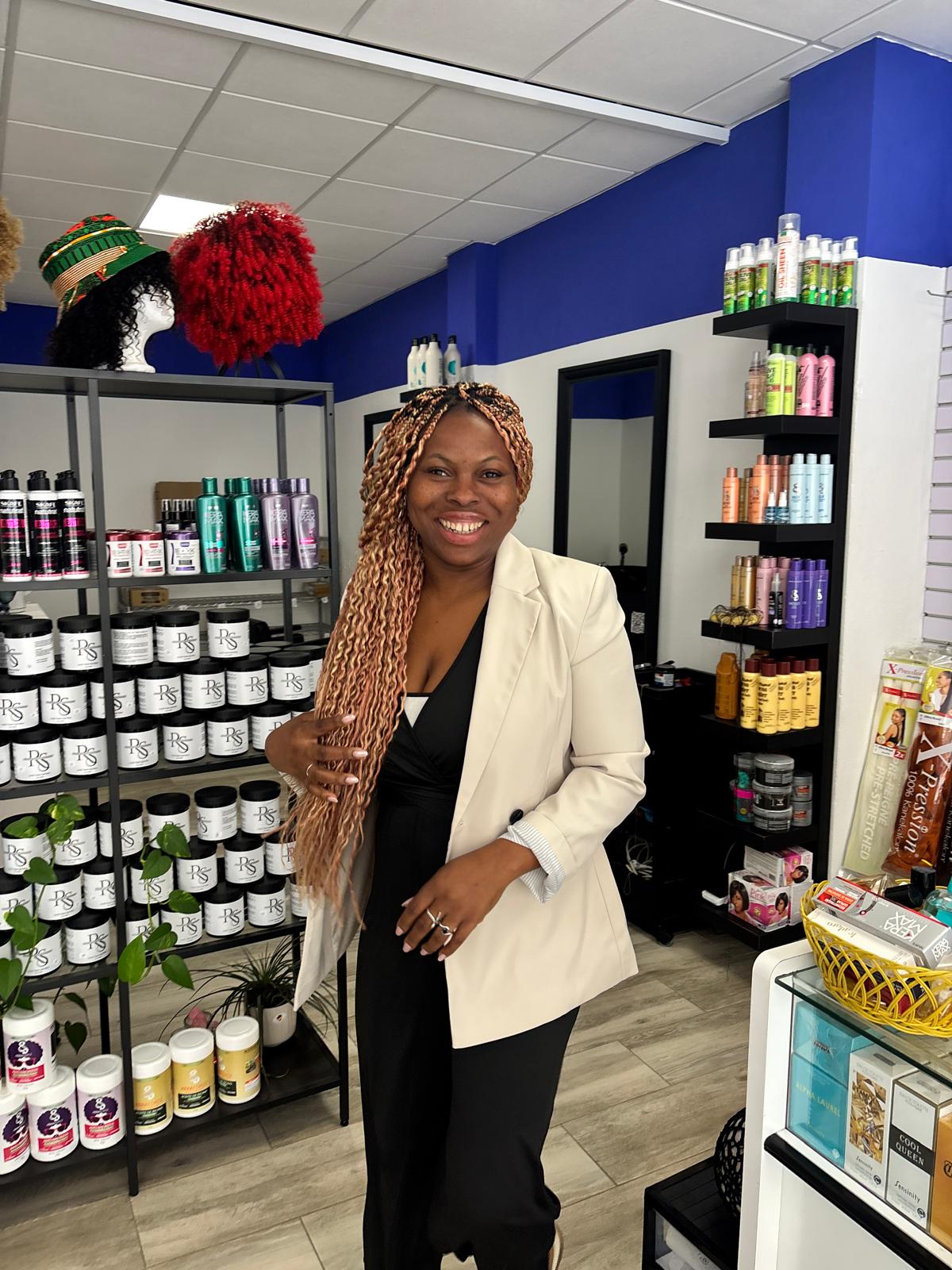 Stella especialista en trenzas africanas en su salón Roots by Stella en Mahón Menorca 