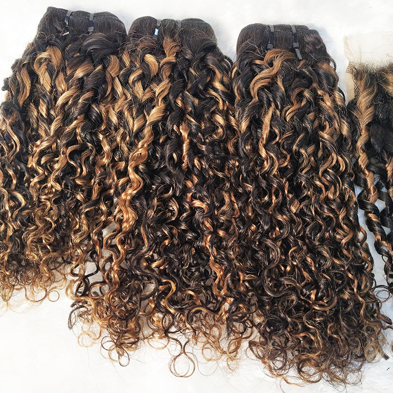 Cabello Corto con Rizos Definidos y Efecto Iluminado